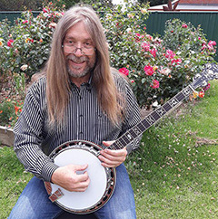 Jeff Scroggins with his Grundy Flintriver banjo