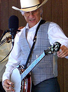 Lonnie Hoppers playing his Grundy banjo